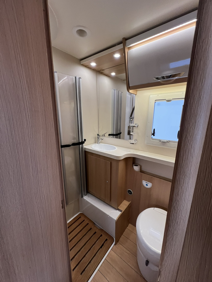 FORSTER T 699 EB Hubbett - Markise - Fahrradtr. - Mobil rumah semi-terintegrasi: gambar 5 FORSTER T 699 EB Hubbett - Markise - Fahrradtr. - Mobil rumah semi-terintegrasi: gambar 5