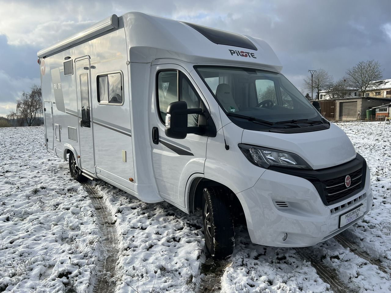 Pilote Pacific P696D Hubbett - Solar - Markise - Mobil rumah semi-terintegrasi: gambar 1 Pilote Pacific P696D Hubbett - Solar - Markise - Mobil rumah semi-terintegrasi: gambar 1