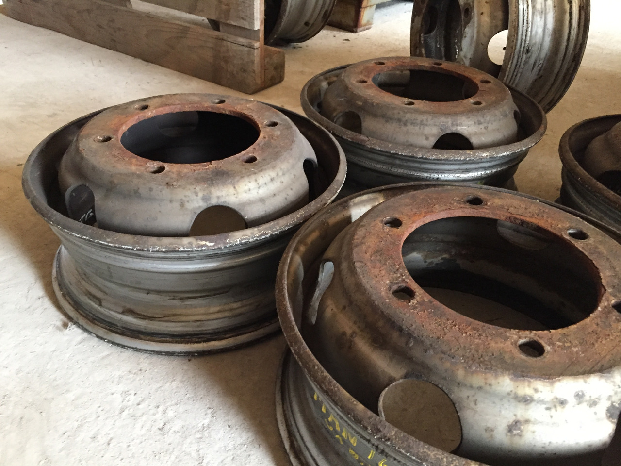 Gebrauchte Felgen 5 J x 6,00 für Reifengröße 215 x 75 x 17,5, Artikel - Nr. : 99.99999 - 9999 - Pelek untuk Truk: gambar 4 Gebrauchte Felgen 5 J x 6,00 für Reifengröße 215 x 75 x 17,5, Artikel - Nr. : 99.99999 - 9999 - Pelek untuk Truk: gambar 4