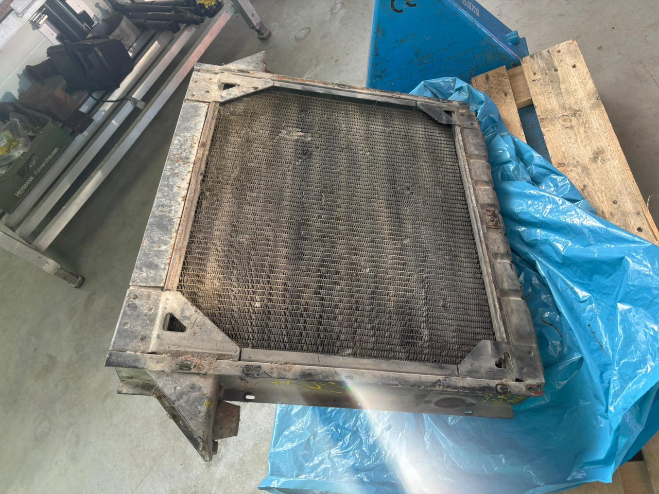 Gebrauchter MAN Kühler F8, Artikel - Nr. : 81.0610 - 16152 - Radiator untuk Truk: gambar 1 Gebrauchter MAN Kühler F8, Artikel - Nr. : 81.0610 - 16152 - Radiator untuk Truk: gambar 1