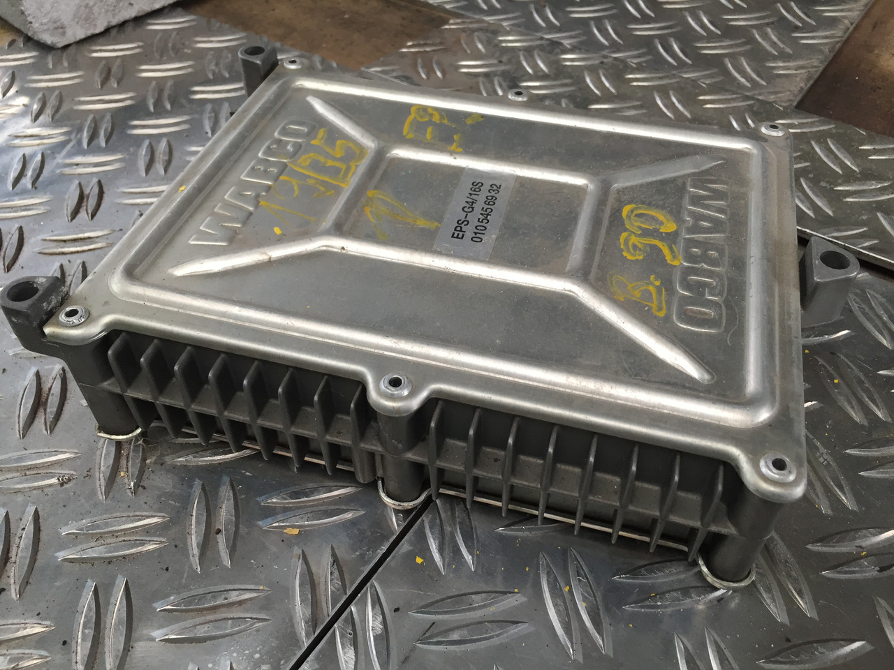 Gebrauchtes DB 1935 SK WABCO - Steuergerät, EBS 4S / 4 M, Artikel - Nr. : 446 100 0130 - ECU untuk Truk: gambar 1 Gebrauchtes DB 1935 SK WABCO - Steuergerät, EBS 4S / 4 M, Artikel - Nr. : 446 100 0130 - ECU untuk Truk: gambar 1