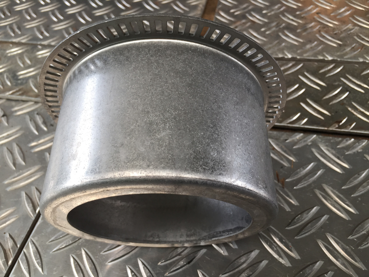 Neuwertige MAN L 2000 Impulsrad Hinterachse Nabe ABS , Artikel - Nr. : 81.52403 - 0028 - As roda belakang untuk Truk: gambar 5 Neuwertige MAN L 2000 Impulsrad Hinterachse Nabe ABS , Artikel - Nr. : 81.52403 - 0028 - As roda belakang untuk Truk: gambar 5