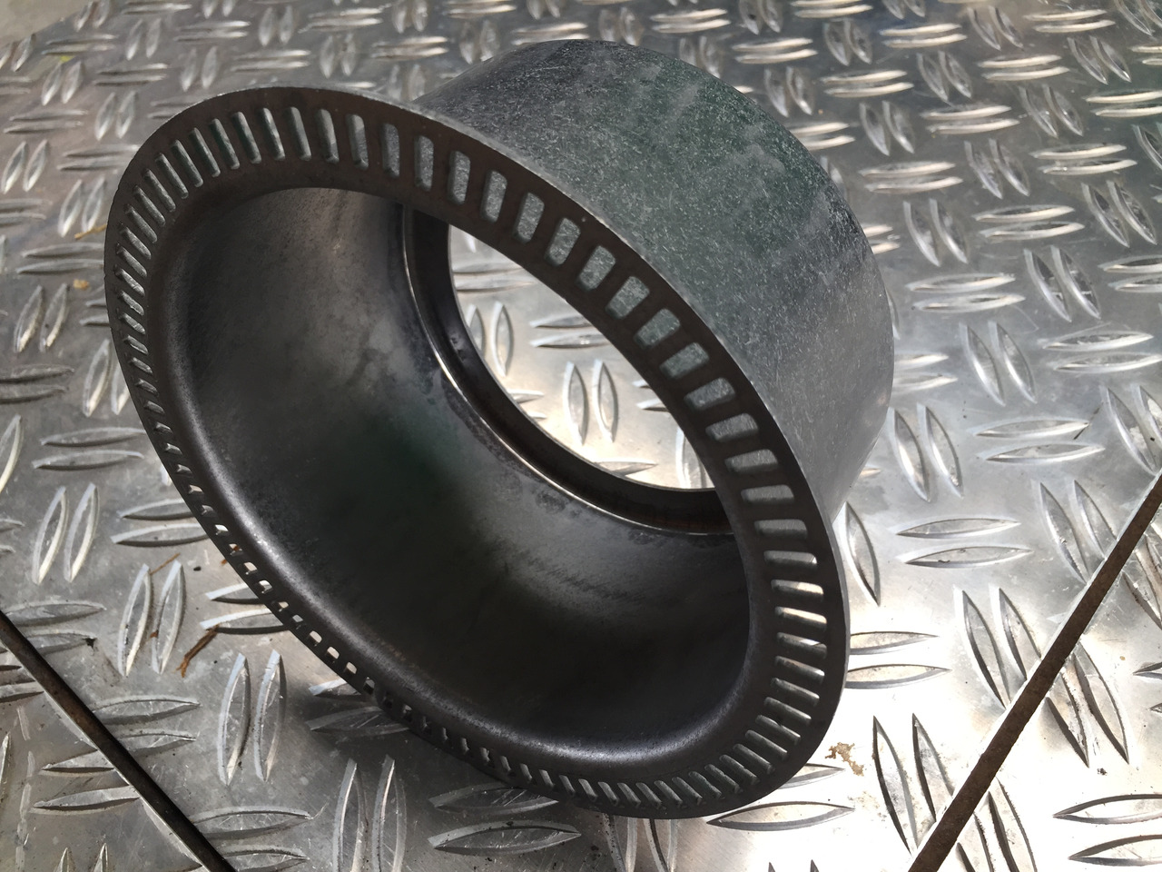 Neuwertige MAN L 2000 Impulsrad Hinterachse Nabe ABS , Artikel - Nr. : 81.52403 - 0028 - As roda belakang untuk Truk: gambar 1 Neuwertige MAN L 2000 Impulsrad Hinterachse Nabe ABS , Artikel - Nr. : 81.52403 - 0028 - As roda belakang untuk Truk: gambar 1