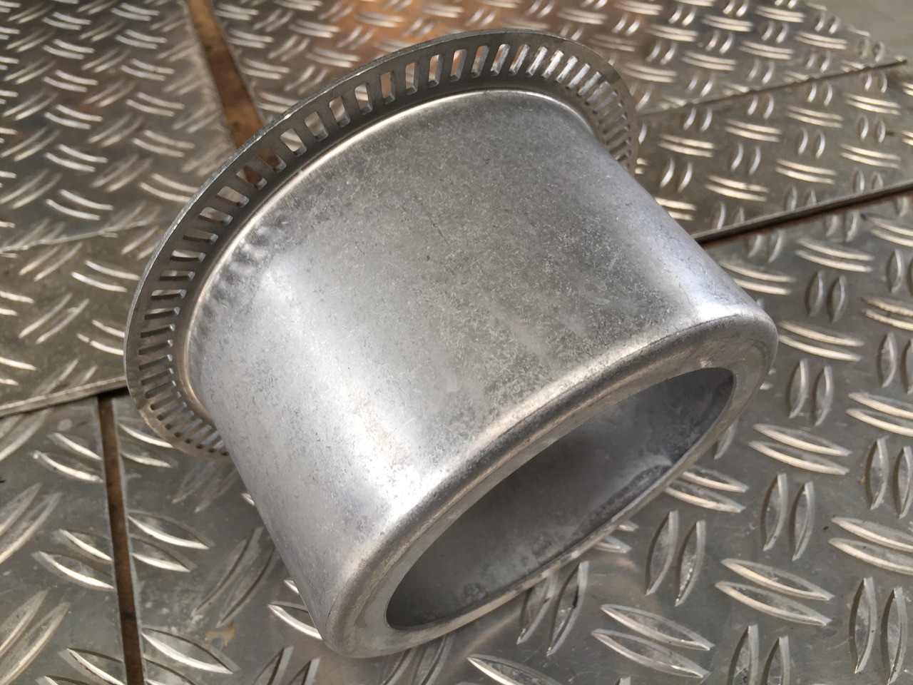 Neuwertige MAN L 2000 Impulsrad Hinterachse Nabe ABS , Artikel - Nr. : 81.52403 - 0028 - As roda belakang untuk Truk: gambar 3 Neuwertige MAN L 2000 Impulsrad Hinterachse Nabe ABS , Artikel - Nr. : 81.52403 - 0028 - As roda belakang untuk Truk: gambar 3