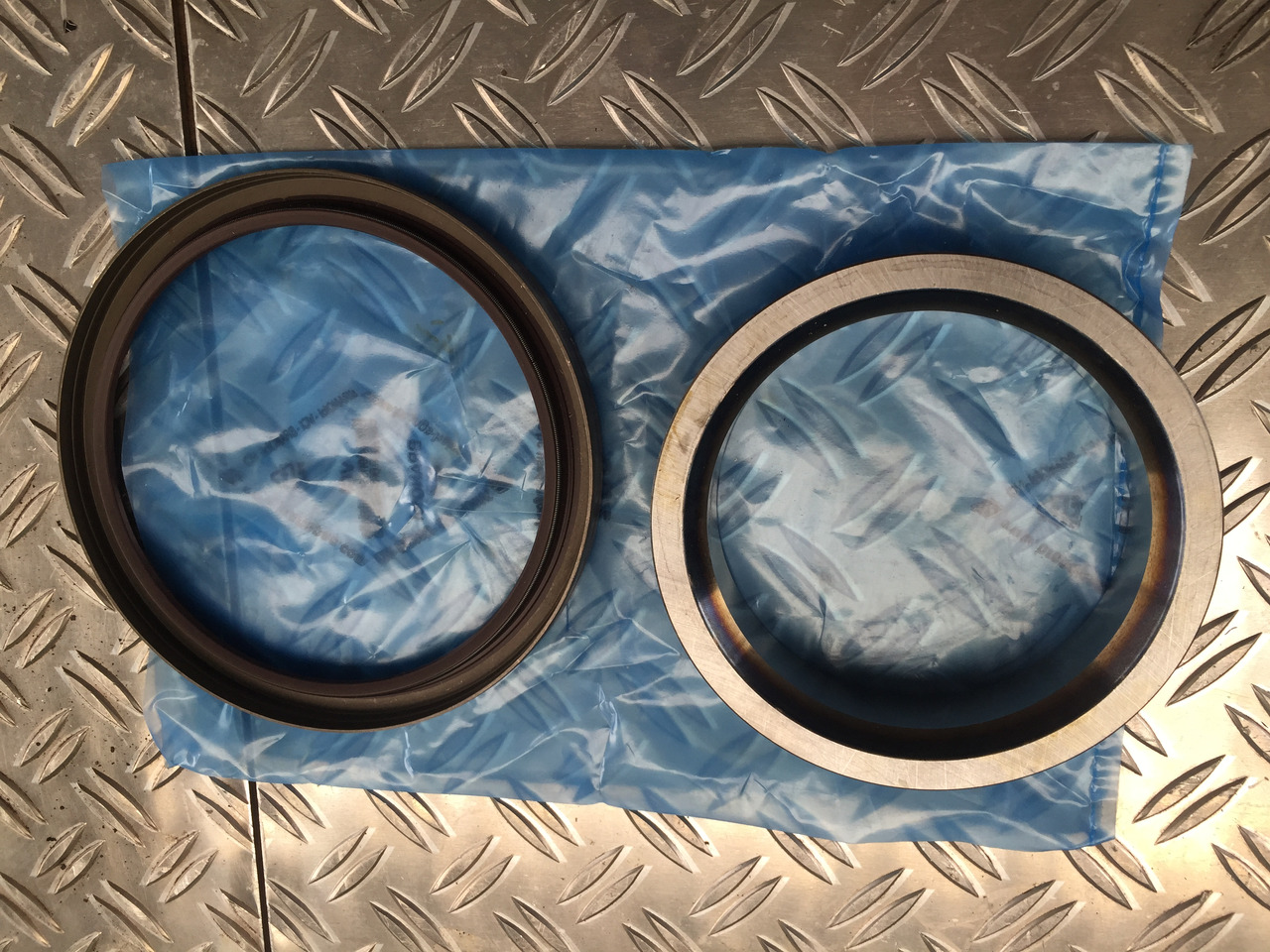 Neuwertiges MAN TGA, F 2000 Achsgetriebe, Reparatursatz, Artikel - Nr. : 81.35710 - 6016 - Gearbox dan bagiannya untuk Truk: gambar 1 Neuwertiges MAN TGA, F 2000 Achsgetriebe, Reparatursatz, Artikel - Nr. : 81.35710 - 6016 - Gearbox dan bagiannya untuk Truk: gambar 1