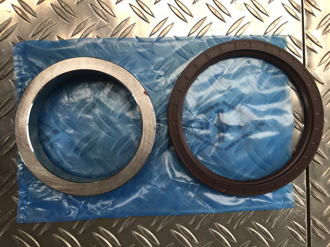 Neuwertiges MAN TGA, F 2000 Achsgetriebe, Reparatursatz, Artikel - Nr. : 81.35710 - 6016 - Gearbox dan bagiannya untuk Truk: gambar 4 Neuwertiges MAN TGA, F 2000 Achsgetriebe, Reparatursatz, Artikel - Nr. : 81.35710 - 6016 - Gearbox dan bagiannya untuk Truk: gambar 4