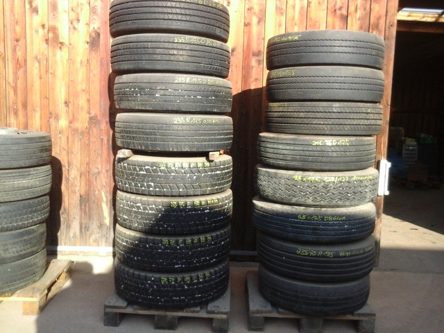 Reifen 215/75x 17,5 - Ban untuk Truk: gambar 1 Reifen 215/75x 17,5 - Ban untuk Truk: gambar 1