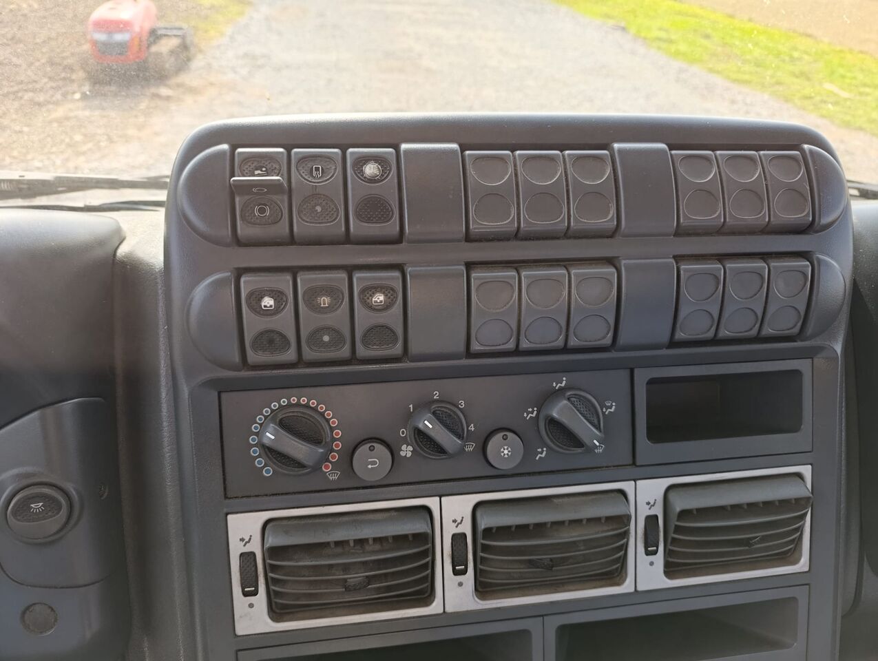 IVECO Eurocargo 120E24 - Peralatan lainnya: gambar 2 IVECO Eurocargo 120E24 - Peralatan lainnya: gambar 2