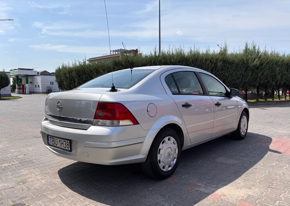 Opel Astra 1.6 Edition - Mobil sedan: gambar 4 Opel Astra 1.6 Edition - Mobil sedan: gambar 4