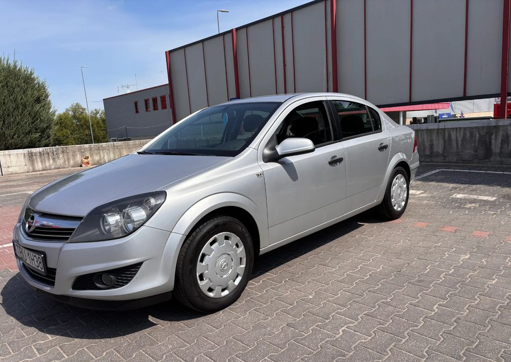 Opel Astra 1.6 Edition - Mobil sedan: gambar 2 Opel Astra 1.6 Edition - Mobil sedan: gambar 2