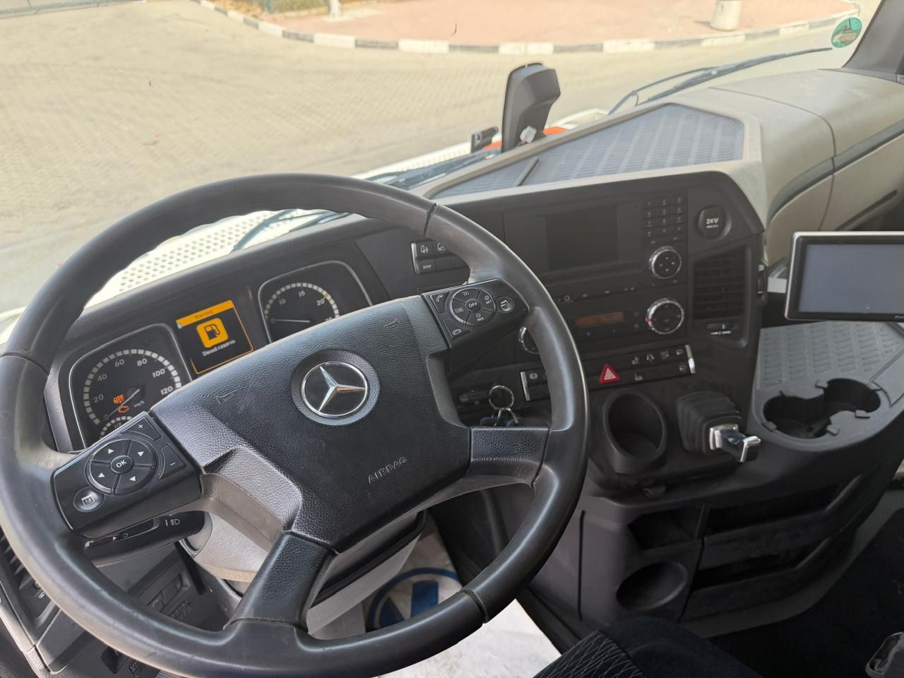 Mercedes Benz 2541 - Tractor head: gambar 4 Mercedes Benz 2541 - Tractor head: gambar 4
