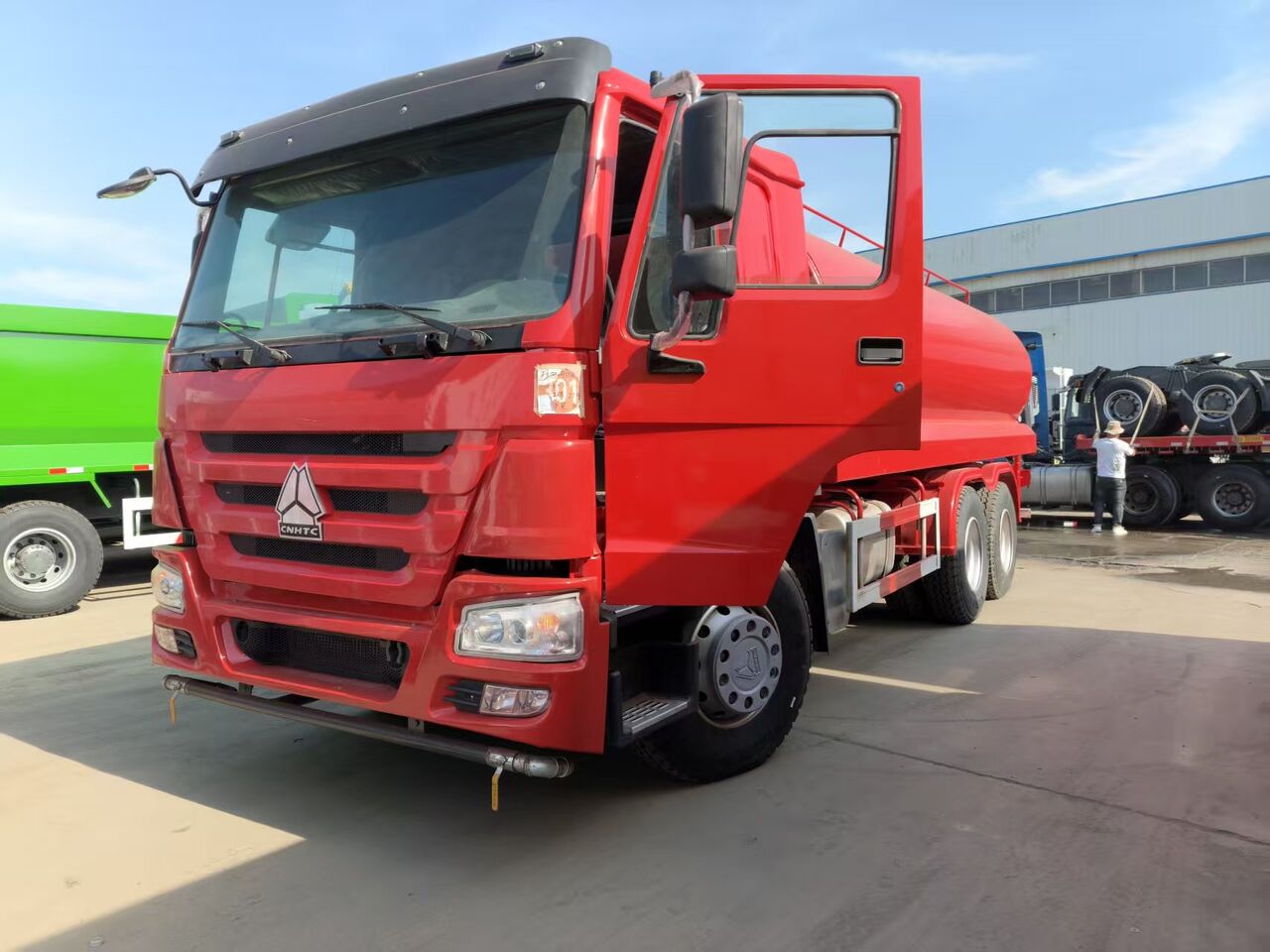 SINOTRUK HOWO - Truk tangki: gambar 1 SINOTRUK HOWO - Truk tangki: gambar 1