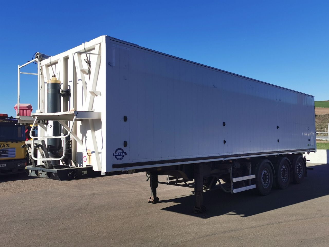 BODEX KIS3WA 55m3 - Semi-trailer jungkit: gambar 1 BODEX KIS3WA 55m3 - Semi-trailer jungkit: gambar 1