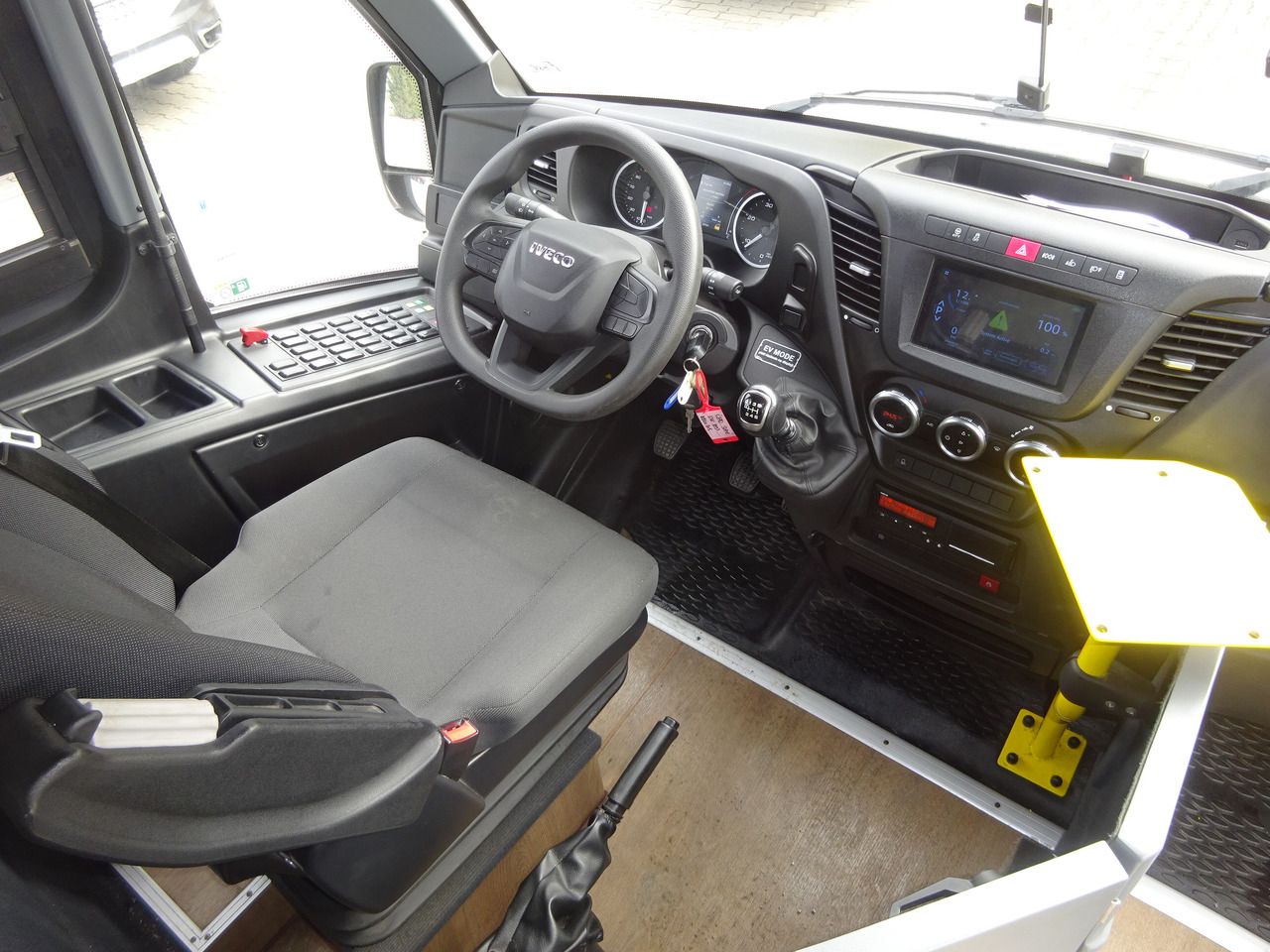 Bus mini, Van penumpang baru IVECO Rosero: gambar 8