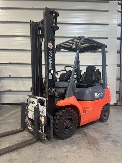 Toyota 42-7FGF18 .rotator - Forklift LPG: gambar 1 Toyota 42-7FGF18 .rotator - Forklift LPG: gambar 1