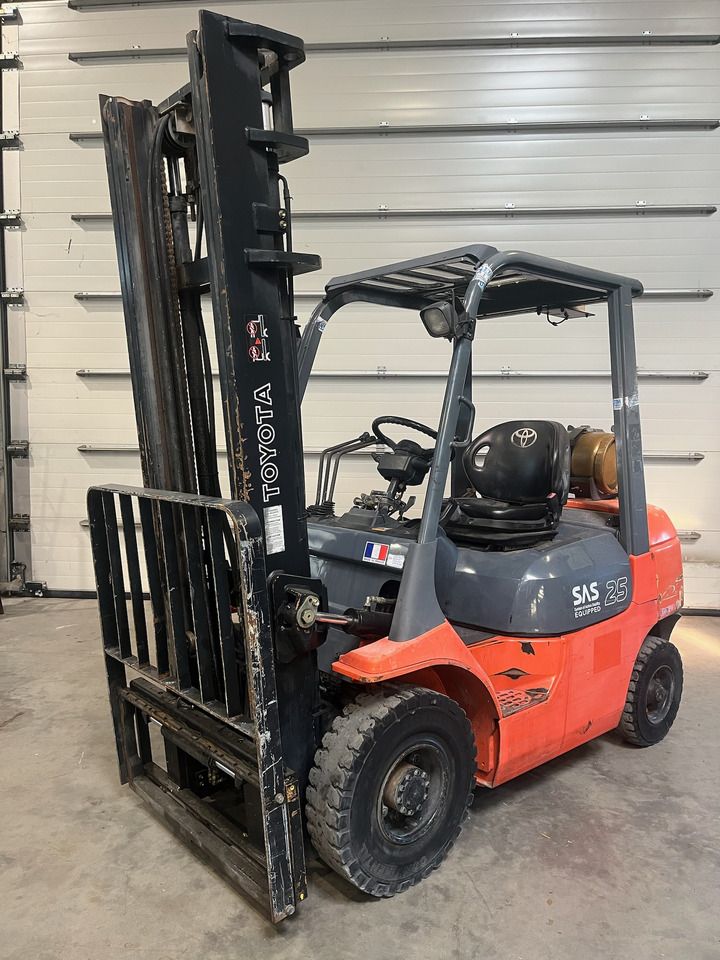Toyota 42-7FGF25 - Forklift LPG: gambar 1 Toyota 42-7FGF25 - Forklift LPG: gambar 1