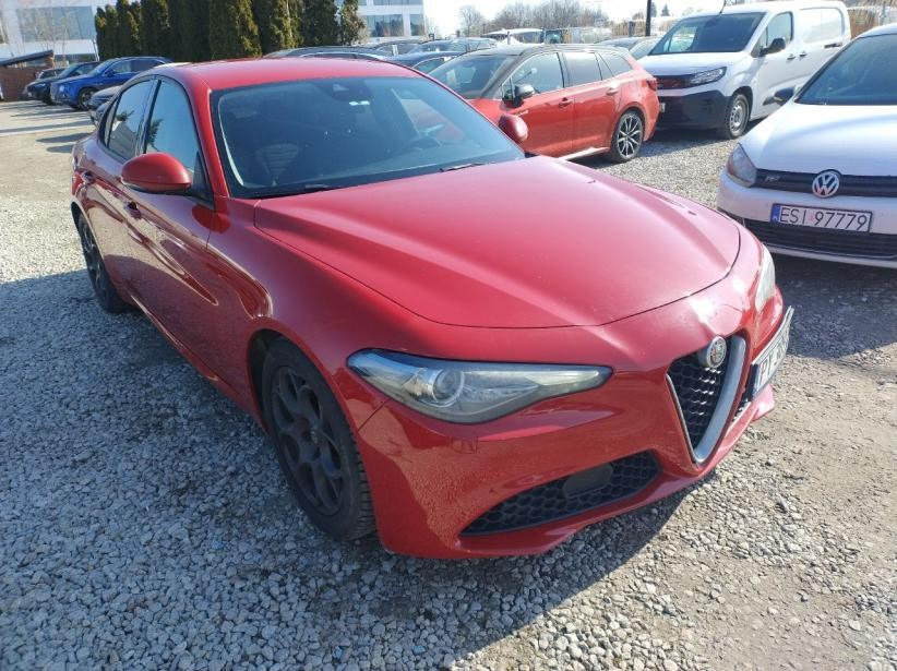 Alfa Romeo Giulia Giulia 2.0 Turbo aut Sedan - Mobil sedan: gambar 3 Alfa Romeo Giulia Giulia 2.0 Turbo aut Sedan - Mobil sedan: gambar 3