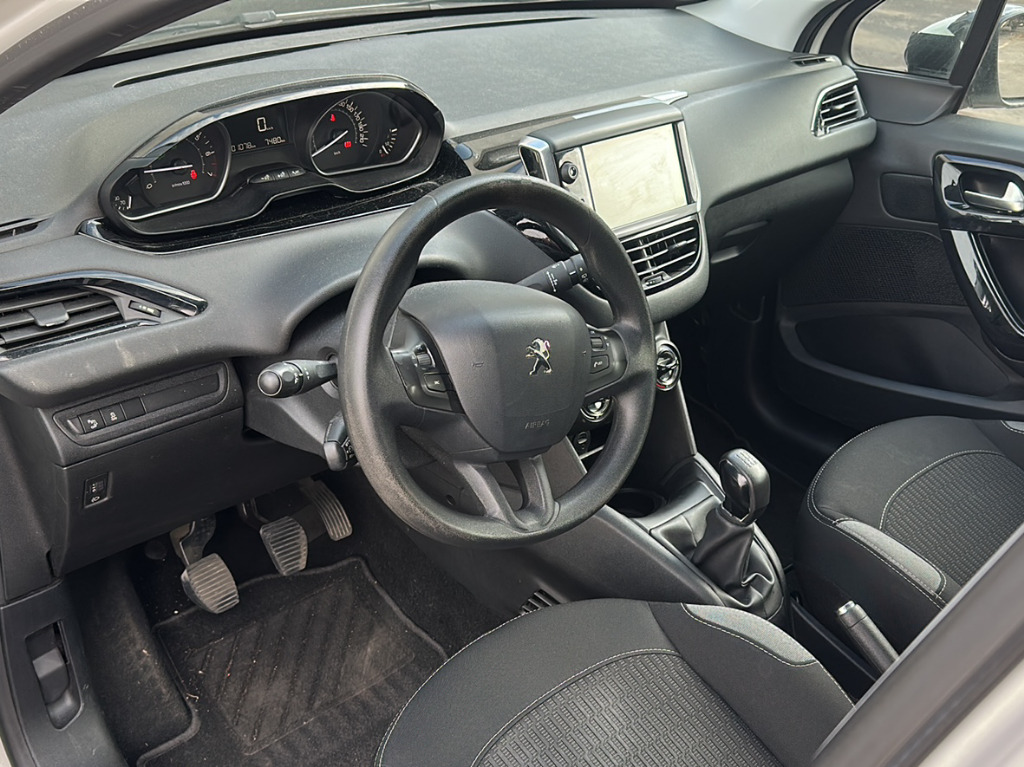 Peugeot 208 Active Hatchback - Hatchback: gambar 3 Peugeot 208 Active Hatchback - Hatchback: gambar 3