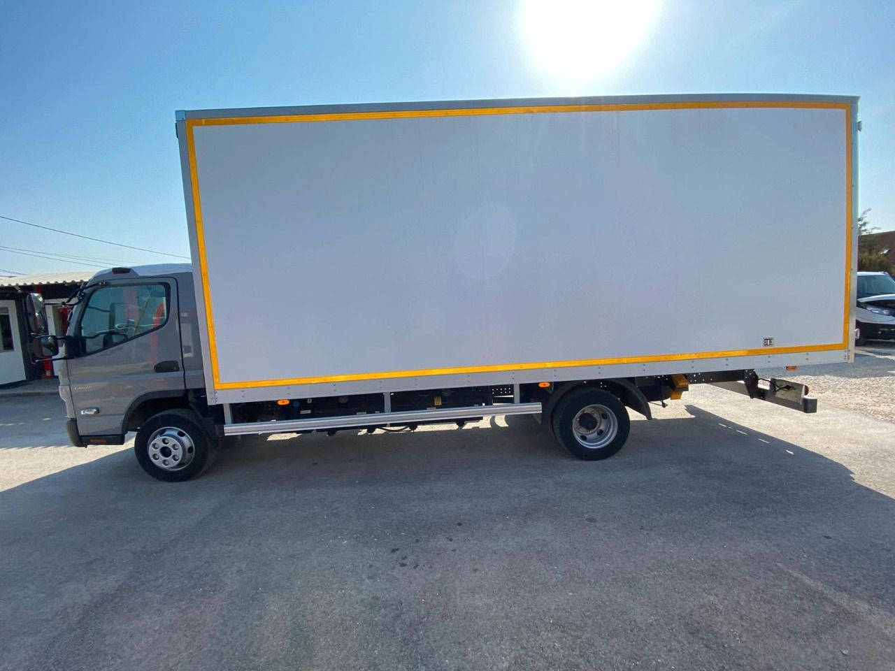FUSO Canter 7C18 Koffer - Van box: gambar 2 FUSO Canter 7C18 Koffer - Van box: gambar 2