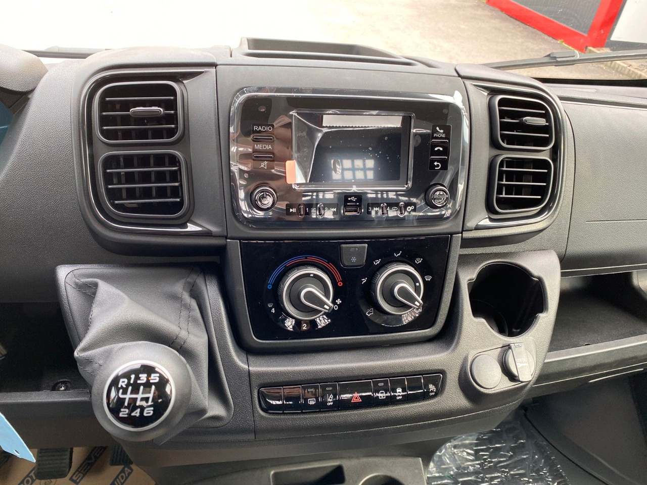 Van flatbed Peugeot Boxer Pritsche/Kipper 435 L4 BlueHDi 140: gambar 13 Van flatbed Peugeot Boxer Pritsche/Kipper 435 L4 BlueHDi 140: gambar 13