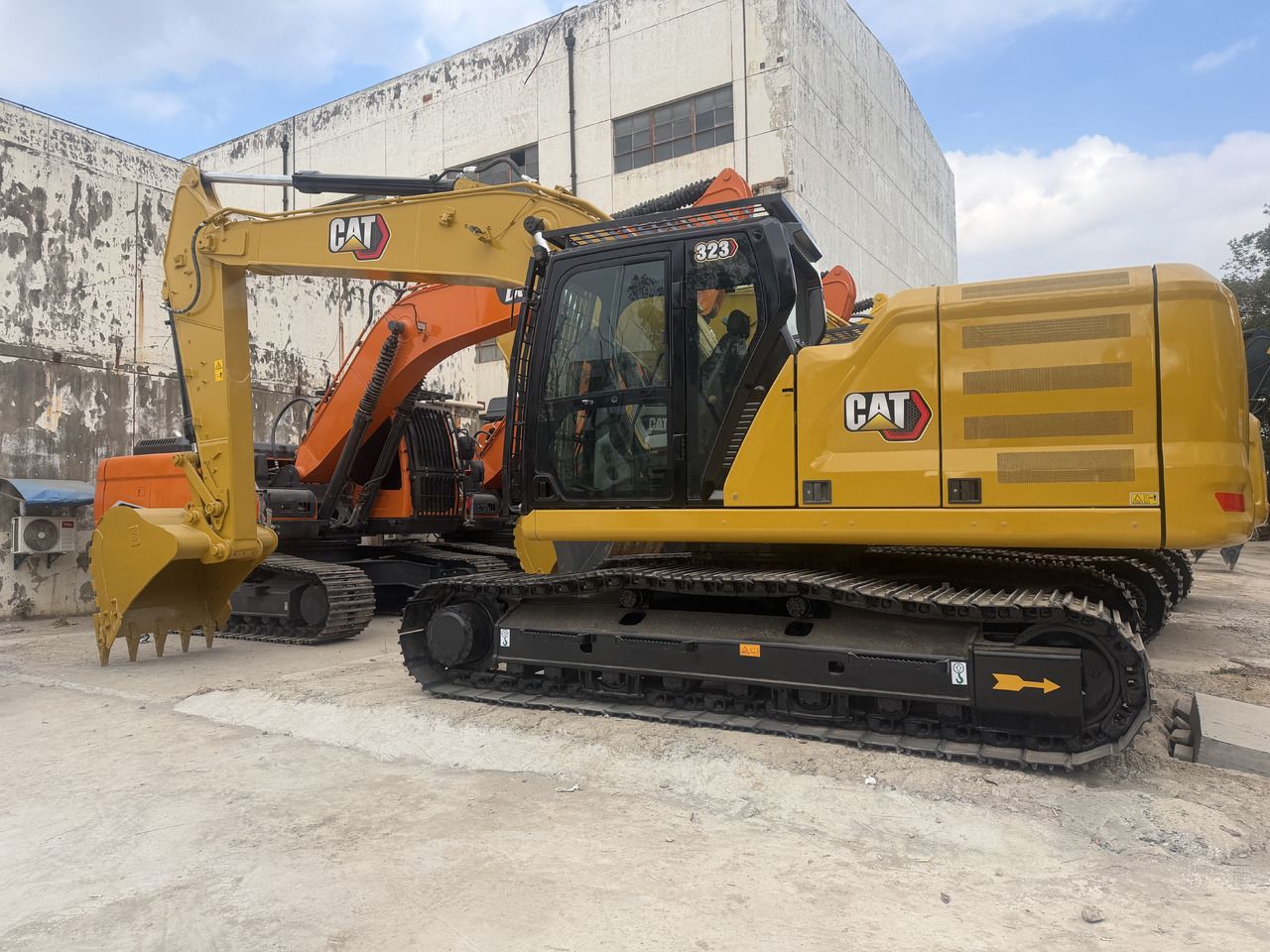 CATERPILLAR 323 SHANG HAI BIGGEST SUPPLIER - Ekskavator perayap: gambar 1 CATERPILLAR 323 SHANG HAI BIGGEST SUPPLIER - Ekskavator perayap: gambar 1