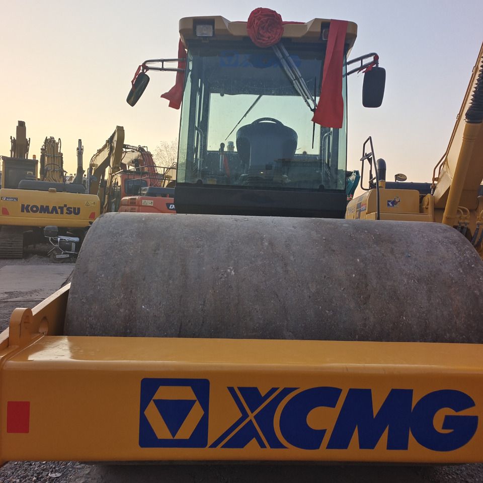 XCMG XS143J 1000 UNITS IN STOCK - Roller jalan: gambar 2 XCMG XS143J 1000 UNITS IN STOCK - Roller jalan: gambar 2