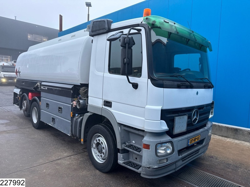 Mercedes-Benz Actros 2532 6x2, EURO 5, 23600 Liter, 5 Comp, LAG - Truk tangki: gambar 3 Mercedes-Benz Actros 2532 6x2, EURO 5, 23600 Liter, 5 Comp, LAG - Truk tangki: gambar 3