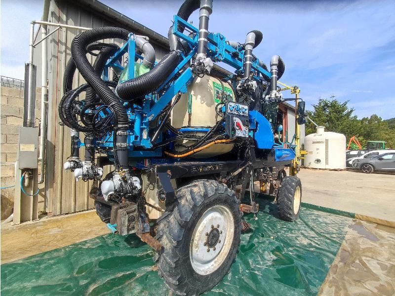 NEW HOLLAND VN2080 - Mesin pemanen anggur: gambar 2 NEW HOLLAND VN2080 - Mesin pemanen anggur: gambar 2