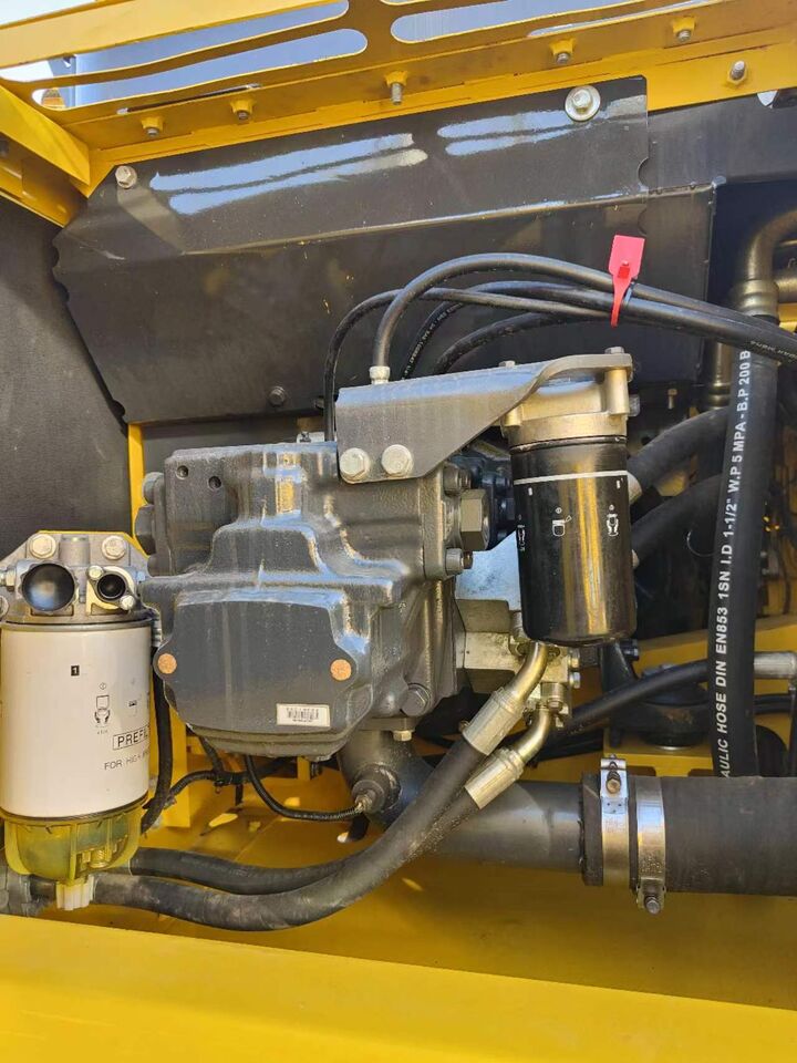 KOMATSU PC220-8 - Ekskavator perayap: gambar 4 KOMATSU PC220-8 - Ekskavator perayap: gambar 4