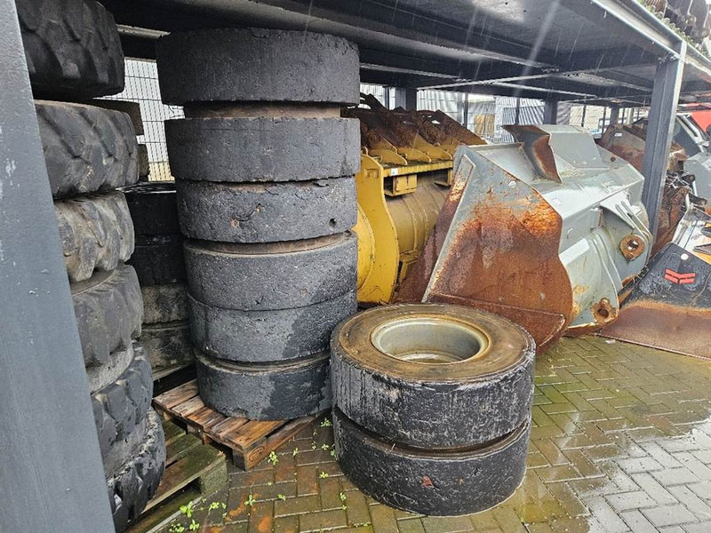 Liebherr 12.00-20 SOLID - Tire/Reifen/Band - Roda/ Ban untuk Peralatan konstruksi: gambar 1 Liebherr 12.00-20 SOLID - Tire/Reifen/Band - Roda/ Ban untuk Peralatan konstruksi: gambar 1