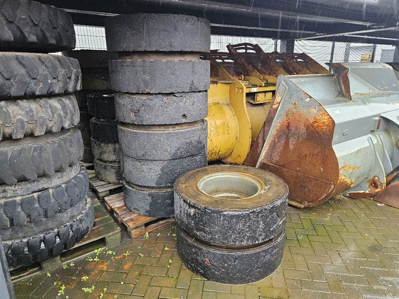 Liebherr 12.00-20 SOLID - Tire/Reifen/Band - Roda/ Ban untuk Peralatan konstruksi: gambar 2 Liebherr 12.00-20 SOLID - Tire/Reifen/Band - Roda/ Ban untuk Peralatan konstruksi: gambar 2