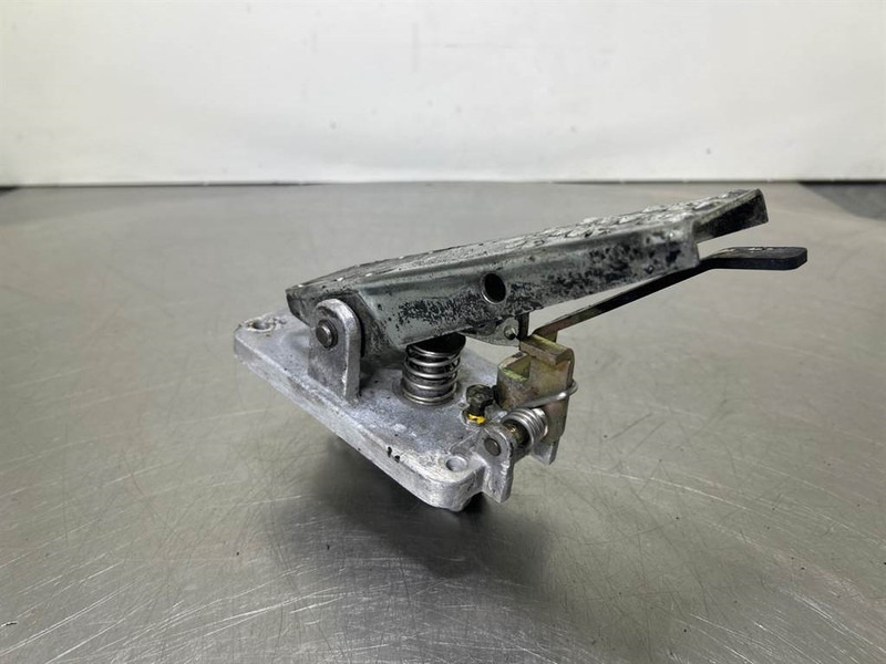 Terex TW150-6041506-Brake pedal/Bremspedal/Rempedaal - Kabin dan interior untuk Peralatan konstruksi: gambar 4 Terex TW150-6041506-Brake pedal/Bremspedal/Rempedaal - Kabin dan interior untuk Peralatan konstruksi: gambar 4
