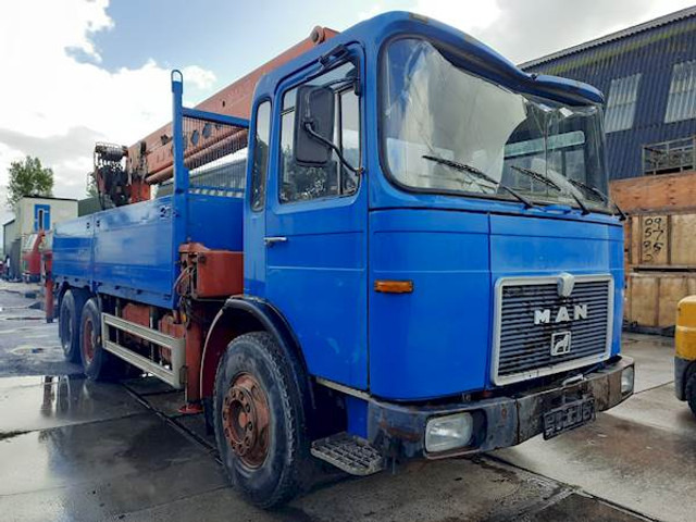 MAN 26.280 DF 6X4 PALFINGER CRANE - Truk flatbed: gambar 2 MAN 26.280 DF 6X4 PALFINGER CRANE - Truk flatbed: gambar 2