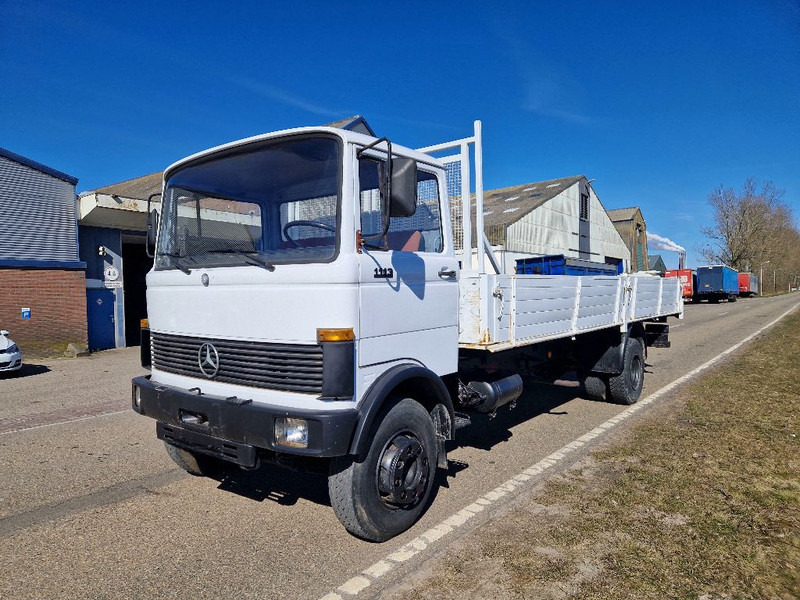 Mercedes-Benz 1113 - Truk flatbed: gambar 1 Mercedes-Benz 1113 - Truk flatbed: gambar 1