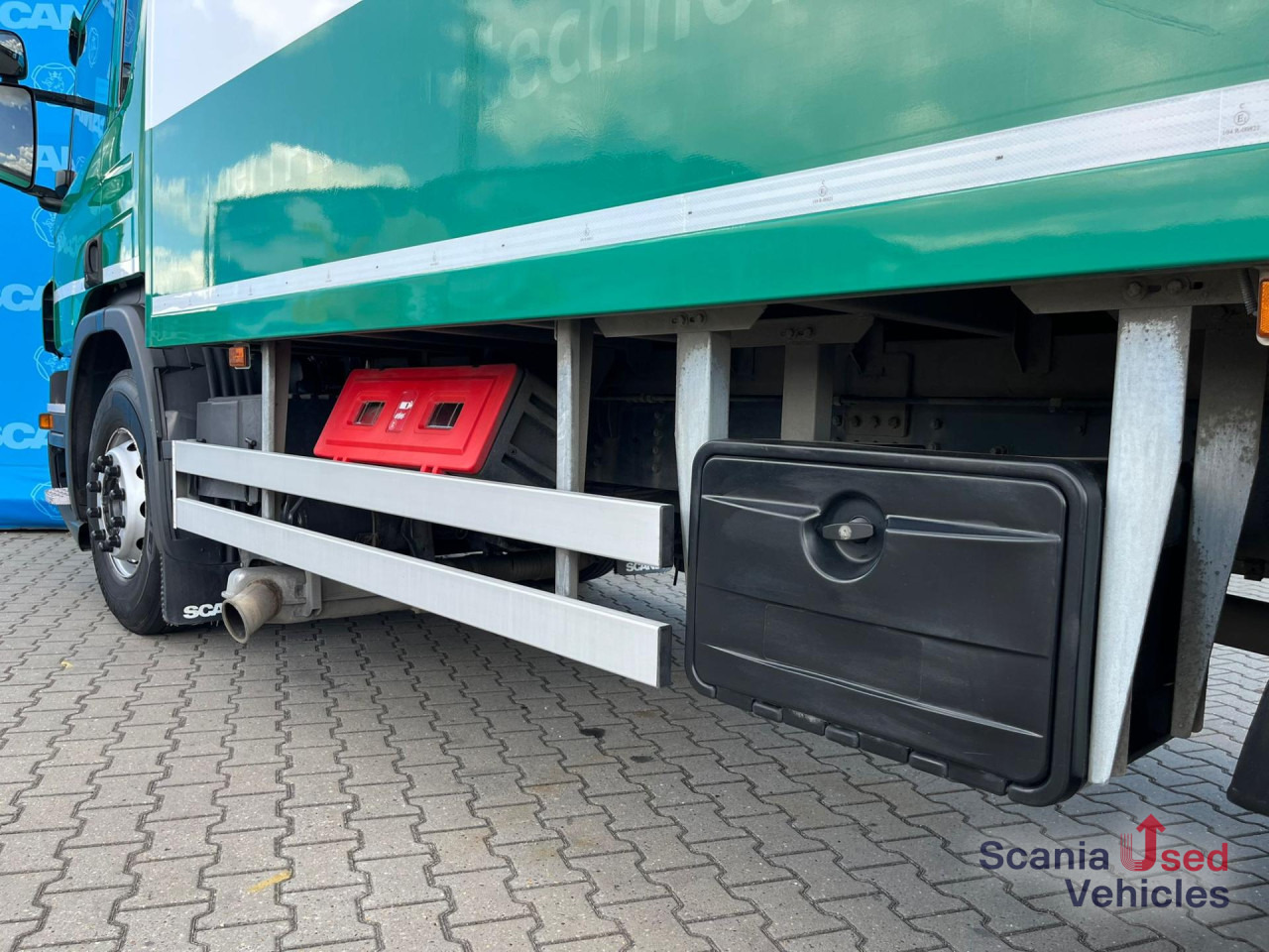 SCANIA P 320 DB6x2*4MNB RETARDER FULL AIR 8T TAIL LIFT 2T - Truk box: gambar 4 SCANIA P 320 DB6x2*4MNB RETARDER FULL AIR 8T TAIL LIFT 2T - Truk box: gambar 4