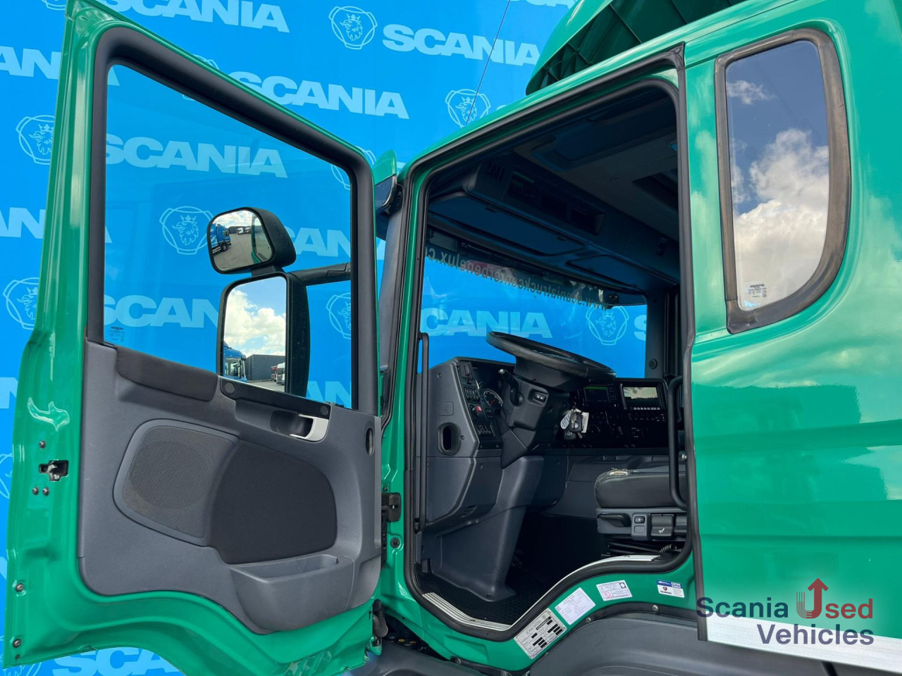 SCANIA P 320 DB6x2*4MNB RETARDER FULL AIR 8T TAIL LIFT 2T - Truk box: gambar 5 SCANIA P 320 DB6x2*4MNB RETARDER FULL AIR 8T TAIL LIFT 2T - Truk box: gambar 5