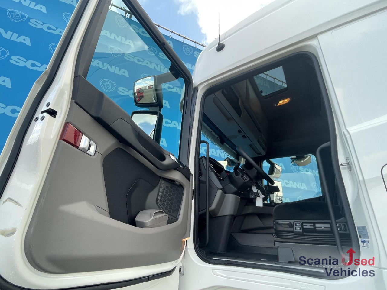 SCANIA R 420 A4x2NA DIFF-L CRB LED NAVI ACC 8T VECTO3 - Tractor head: gambar 4 SCANIA R 420 A4x2NA DIFF-L CRB LED NAVI ACC 8T VECTO3 - Tractor head: gambar 4