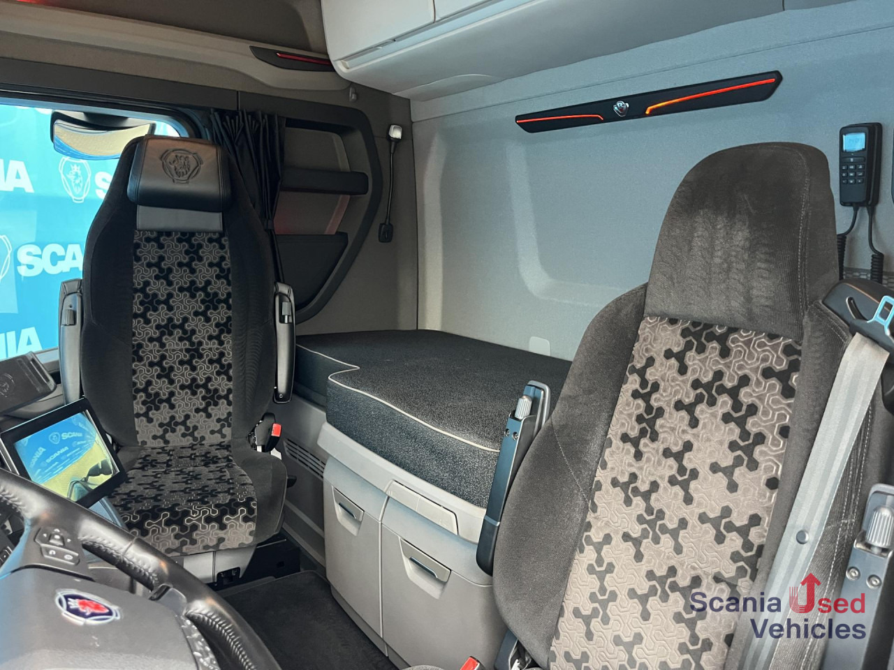 SCANIA S 590 A4x2NB V8 RETARDER DIFF-L FULL AIR 8T P-AIRC - Tractor head: gambar 3 SCANIA S 590 A4x2NB V8 RETARDER DIFF-L FULL AIR 8T P-AIRC - Tractor head: gambar 3