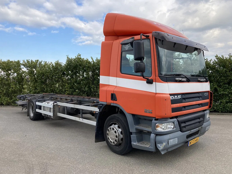 DAF CF65.180 Euro3 Manual / Laadklep - Truk sasis: gambar 1 DAF CF65.180 Euro3 Manual / Laadklep - Truk sasis: gambar 1