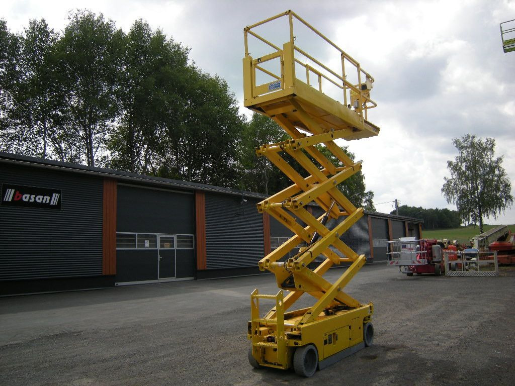Genie GS 2632, Scherenarbeitsbühne Genie 10 m - Platform udara yang dipasang di truk: gambar 2 Genie GS 2632, Scherenarbeitsbühne Genie 10 m - Platform udara yang dipasang di truk: gambar 2