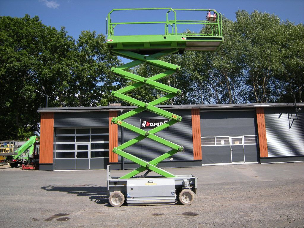 Platform udara yang dipasang di truk H.A.B. S124-10E 2 WD Scherenarbeitsbühne 12,4 m: gambar 1