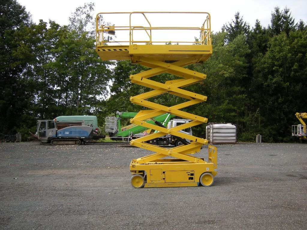 JLG 3246, Scherenarbeitsbühne, 11,9 m - Platform udara yang dipasang di truk: gambar 3 JLG 3246, Scherenarbeitsbühne, 11,9 m - Platform udara yang dipasang di truk: gambar 3