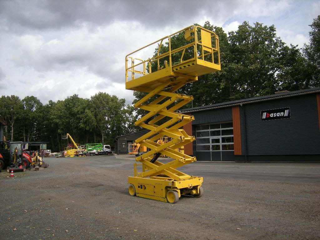 JLG 3246, Scherenarbeitsbühne, 11,9 m - Platform udara yang dipasang di truk: gambar 5 JLG 3246, Scherenarbeitsbühne, 11,9 m - Platform udara yang dipasang di truk: gambar 5