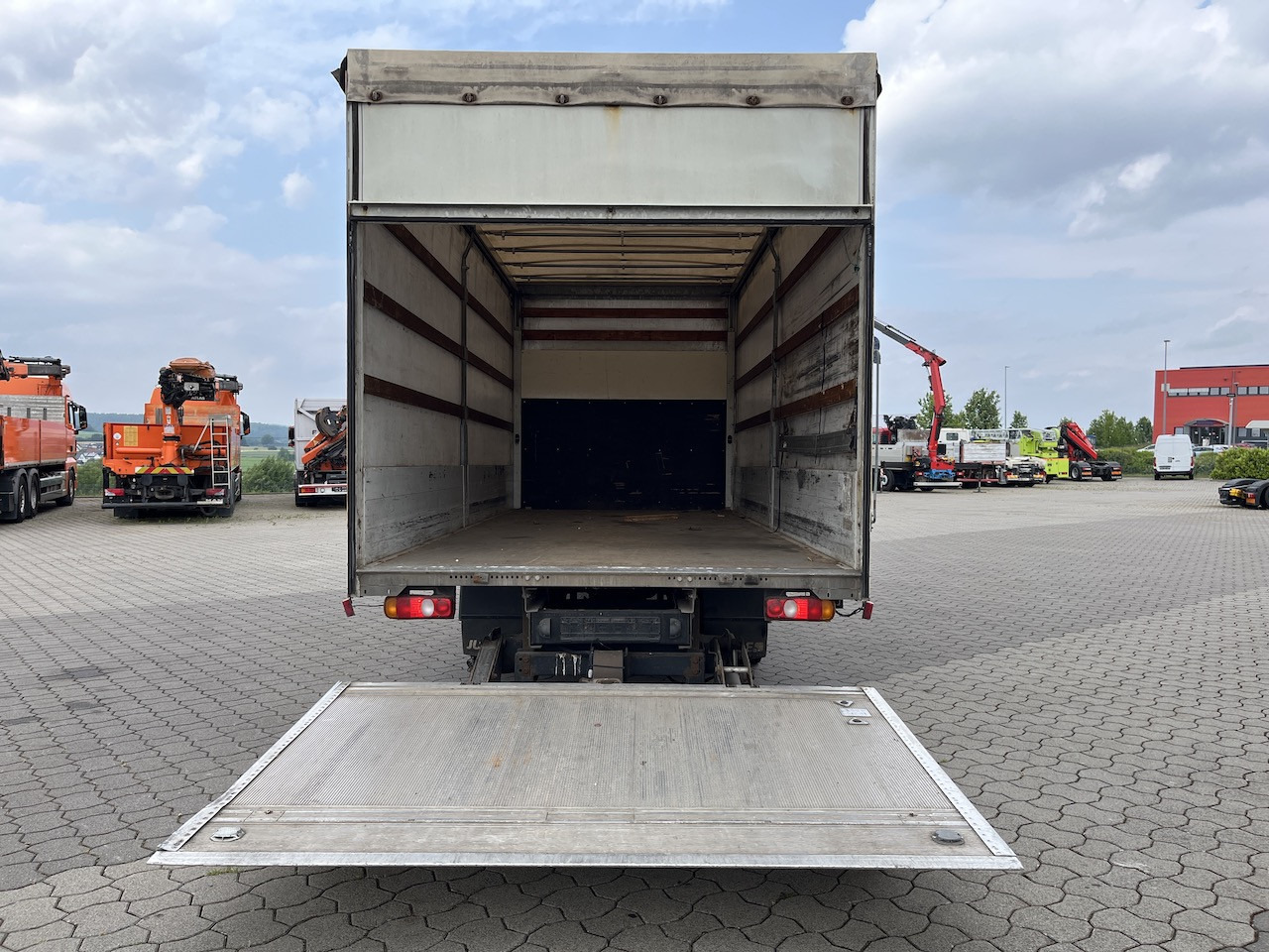 FUSO Canter 7C18 4x2 Ladebordwand Getriebeschaden - Van dengan terpal samping: gambar 3 FUSO Canter 7C18 4x2 Ladebordwand Getriebeschaden - Van dengan terpal samping: gambar 3