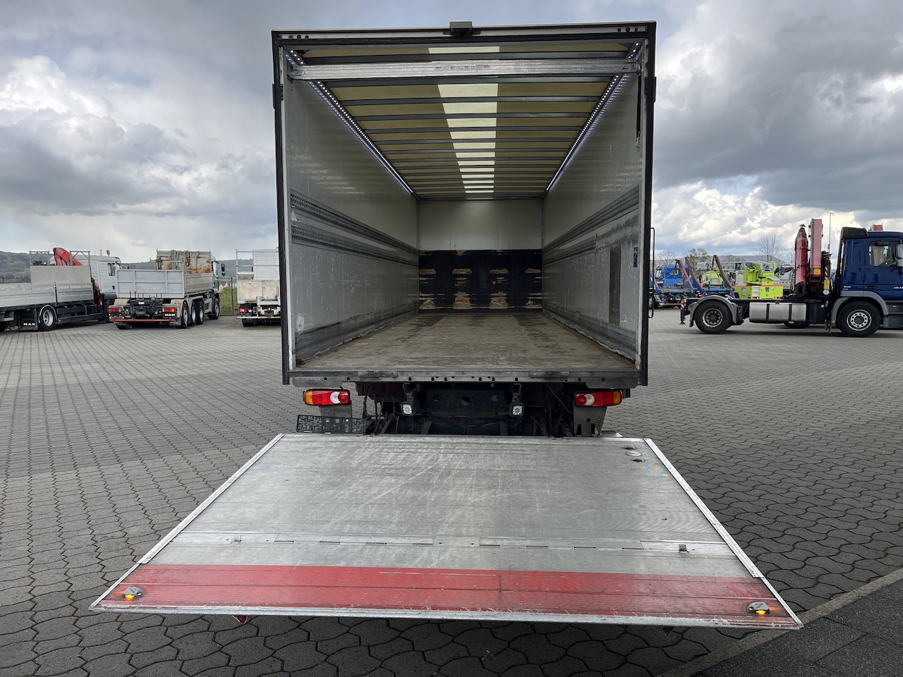 Iveco 120E25 Eurocargo 4x2 Koffer | Ladebordwand - Truk box: gambar 2 Iveco 120E25 Eurocargo 4x2 Koffer | Ladebordwand - Truk box: gambar 2