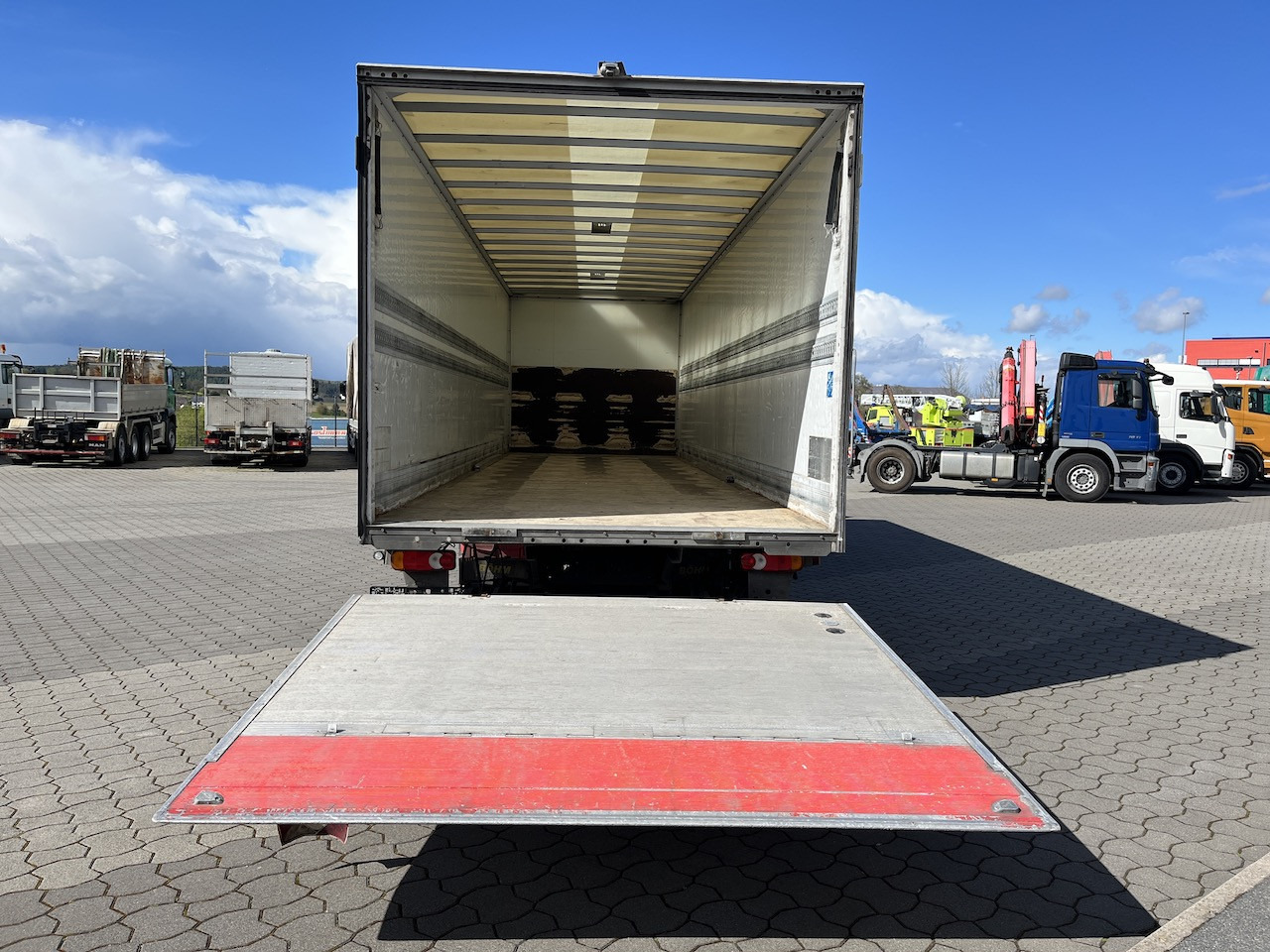 Iveco 120E25 Eurocargo 4x2 Koffer | Ladebordwand - Truk box: gambar 2 Iveco 120E25 Eurocargo 4x2 Koffer | Ladebordwand - Truk box: gambar 2