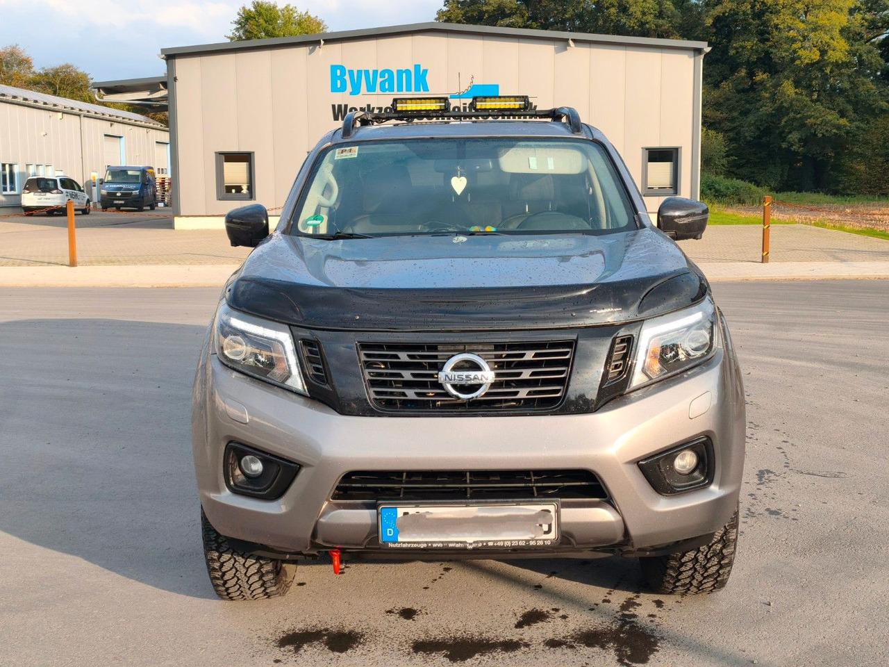 Nissan Navara NP300 N-Guard Double Cab 4x4 - Mobil SUV: gambar 2 Nissan Navara NP300 N-Guard Double Cab 4x4 - Mobil SUV: gambar 2
