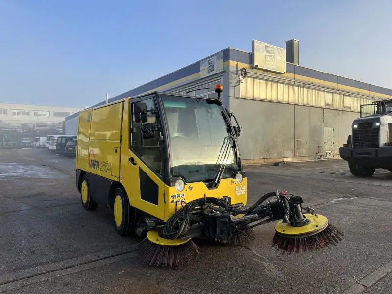 Diversen MFH 2500 Kehrmaschine Klima 3 Besen AEBI MATEC MFH 2500 Kehrmaschine Klima 3 Besen - Penyapu industri: gambar 2 Diversen MFH 2500 Kehrmaschine Klima 3 Besen AEBI MATEC MFH 2500 Kehrmaschine Klima 3 Besen - Penyapu industri: gambar 2