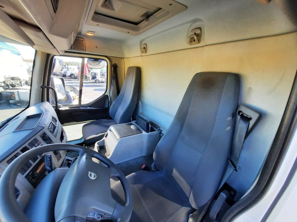 Truk box Volvo FL 240: gambar 11 Truk box Volvo FL 240: gambar 11