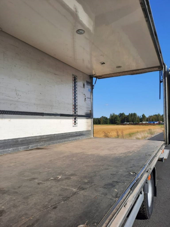 Truk box Volvo FL 240: gambar 7 Truk box Volvo FL 240: gambar 7